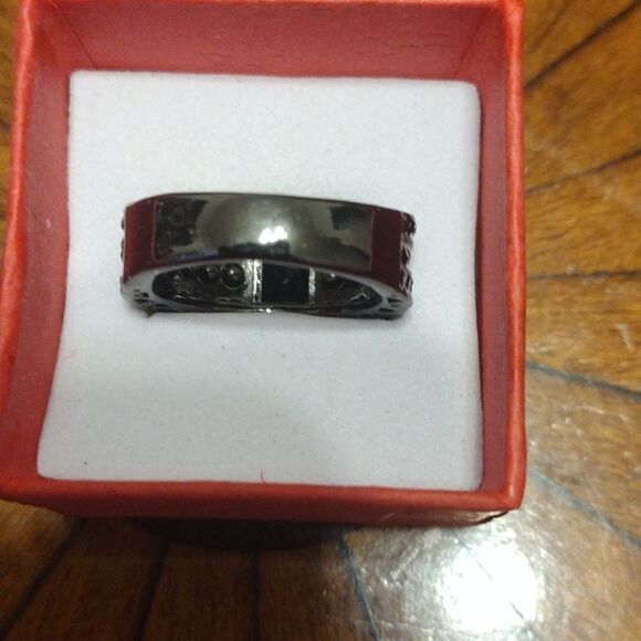 Brand New!! Black Cubic Zirconias surrounded by little black crystals. Size 7. - Picture 4 of 7